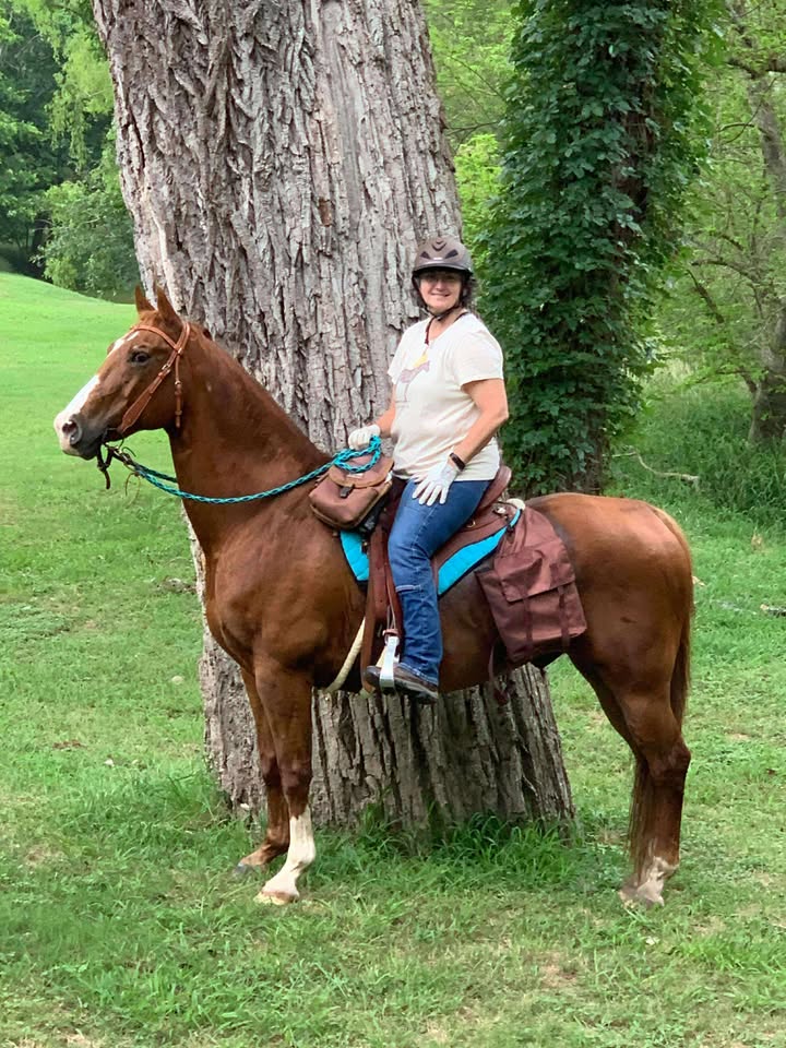 Julie Acosta riding in her TW Classic Western saddle.