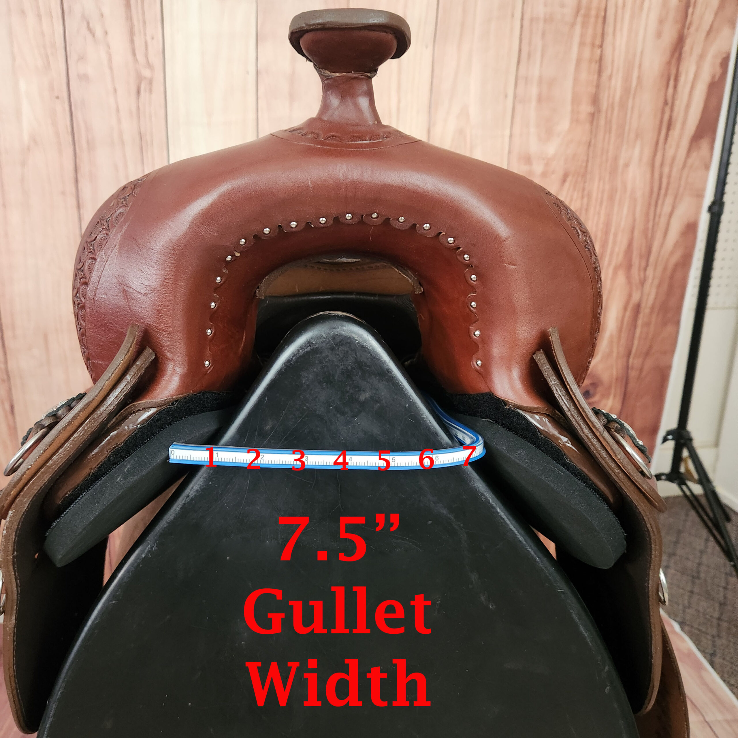Underside of a TW Saddlery saddle demonstrating the wide width adjustment with a 7.5-inch gullet using the patented Adjustable 3-D Fitting System.